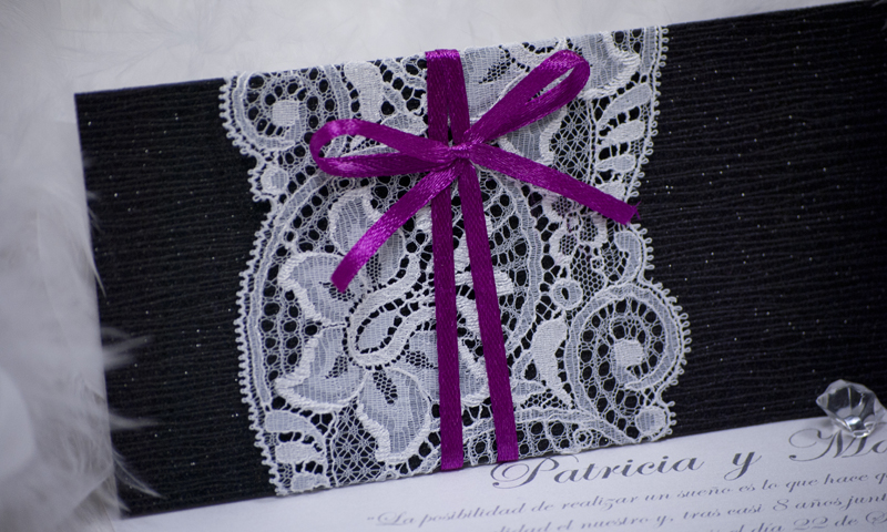 Invitación de boda en papel azabache.