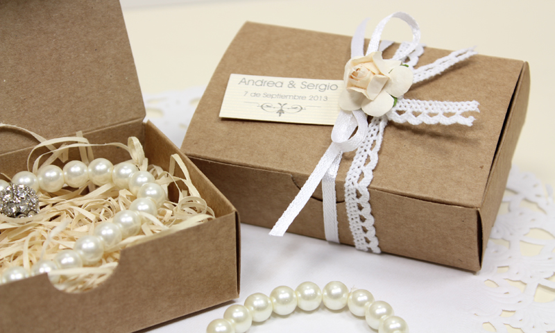 Detalles para regalar en la boda. Pulsera de perlas + atrapasueños.