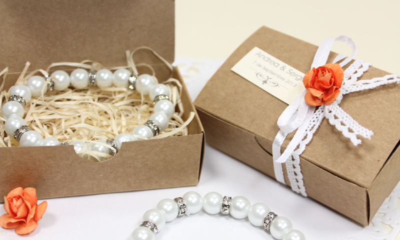 Detalles para regalar en la boda. Pulsera de perlas con brillos.